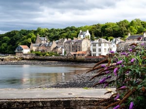 South Queensferry, Schottland &ndash; Malerische K&uuml;stenh&auml;user vor bewaldeten H&auml;ngen
