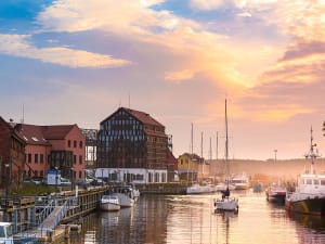 Klaipėda, Litauen &ndash; Abendstimmung am Hafen mit Segel- und Fischerbooten