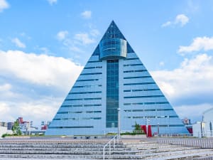 Aomori, Japan &ndash; Gl&auml;serne Pyramide des Aomori Prefecture Tourist Centers vor blauem Himmel