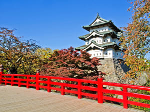 Aomori, Japan &ndash; Burg Hirosaki mit rotem Br&uuml;ckengel&auml;nder und Herbstlaub