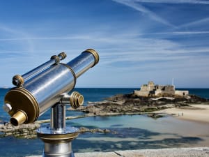 Saint-Malo, Frankreich &ndash; Fernrohr mit Blick auf Fort National am Strand