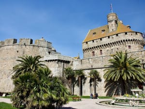 Saint-Malo, Frankreich &ndash; Mittelalterliche Festung vor blauem Himmel und Palmen