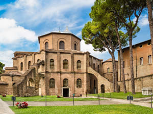 Ravenna, Italien &ndash; San Vitale Basilika mit achteckigem Bau und Gartenanlage