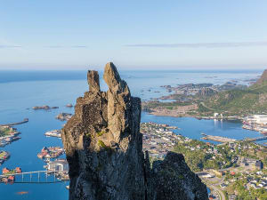 Svolv&aelig;r, Norwegen &ndash; Felsformation Floya &uuml;ber Hafen und Stadt