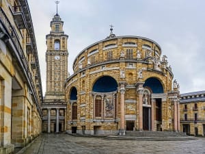Gij&oacute;n, Spanien &ndash; Sandstrand San Lorenzo mit Blick auf die Kirche San Pedro