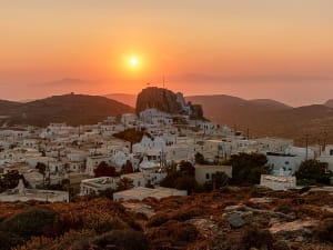 Amorgos, Griechenland &ndash; Sonnenuntergang &uuml;ber wei&szlig; get&uuml;nchten H&auml;usern am Berg