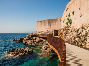 Bastia, Frankreich &ndash; Festungsmauer mit K&uuml;stenweg am tiefblauen Mittelmeer