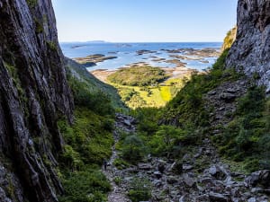 Br&oslash;nn&oslash;ysund, Norwegen - Blick durch Felsen auf K&uuml;steninseln und Meer
