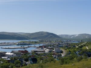B&aring;tsfjord, Norwegen - Blick &uuml;ber Hafenstadt mit umliegenden Bergen