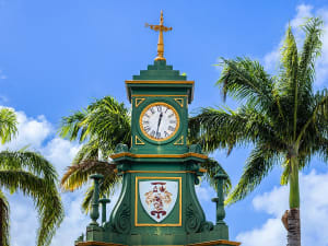 Basseterre, St. Kitts und Nevis &ndash; Gr&uuml;ner Uhrturm mit Palmen im Zentrum