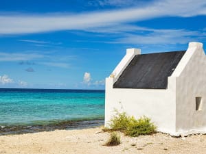 Bonaire, Niederl&auml;ndische Antillen - Wei&szlig;es Steinhaus vor t&uuml;rkisfarbenem Meer