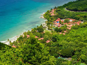 Carambola Beach, St. Kitts und Nevis - Blick von oben auf gr&uuml;ne H&uuml;gel und Meer