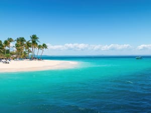 Cayo Levantado, Dominikanische Republik - Wei&szlig;er Sandstrand mit Palmen am t&uuml;rkisblauen Meer