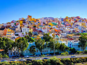 La Palma, Spanien &ndash; Farbige Wohnh&auml;user pr&auml;gen das Stadtpanorama