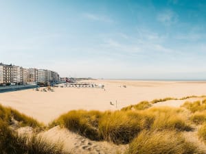Zeebrugge, Belgien &ndash; Blick durch die D&uuml;nen auf einen wundersch&ouml;nen Sandstrand
