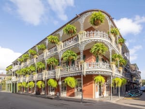 New Orleans, USA &ndash; Typisches French-Quarter-Haus mit schmiedeeisernen Balkonen