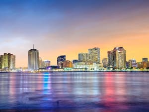 New Orleans, USA &ndash; Skyline bei Nacht mit bunten Spiegelungen im Fluss
