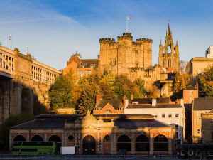 Newcastle upon Tyne, England - Mittelalterliche Burg mit Kathedrale im Hintergrund