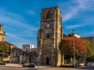 Southampton, England &ndash; Ruinen der Holyrood Church mit markantem Uhrturm