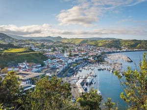 Horta, Azoren &ndash; Panorama auf Marina mit Yachten und gr&uuml;nen H&uuml;geln