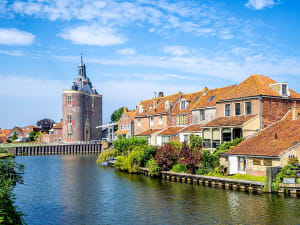 Enkhuizen, Niederlande &ndash; historischer Drommedaris-Turm am Wasserkanal