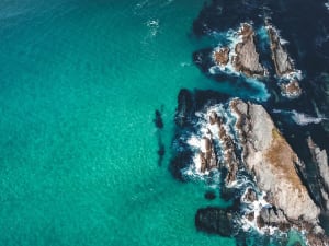 Ferrol, Spanien &ndash; t&uuml;rkisfarbenes Meer mit schroffen Felsen aus der Luft