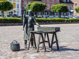 Karlskrona, Schweden &ndash; Statue einer Fischh&auml;ndlerin mit Fang auf dem Markt
