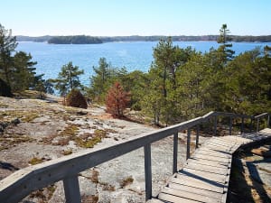 Kemi, Finnalnd - Holzsteg f&uuml;hrt durch Kiefernwald zum Meer