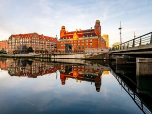 Malm&ouml; Schweden &ndash; historisches Backsteingeb&auml;ude spiegelt sich im Kanal
