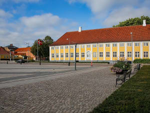 Kalundborg, D&auml;nemark &ndash; gelbes historisches Geb&auml;ude am leeren Rathausplatz