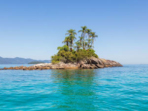 Angra dos Reis, Brasilien &ndash; Tropische Mini-Insel mit Palmen im Atlantik vor Bergkulisse