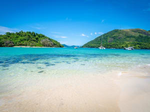 Angra dos Reis, Brasilien &ndash; Traumhafte K&uuml;ste mit t&uuml;rkisblauem Meer und Segelbooten in der Ferne