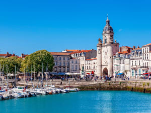 La Rochelle, Frankreich &ndash; Historischer Uhrturm am alten Hafen mit Segelbooten