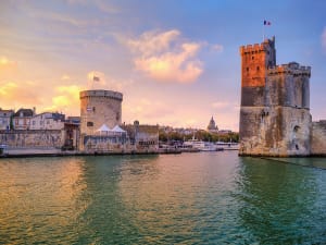 La Rochelle, Frankreich &ndash; Mittelalterliche Hafent&uuml;rme bei Sonnenuntergang