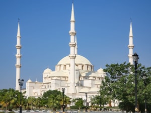 Fujairah, VAE &ndash; Moderne wei&szlig;e Moschee mit vier hohen Minaretten