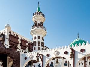 Jeddah, Saudi-Arabien &ndash; Alte Moschee mit kunstvollen Details und auff&auml;lliger gr&uuml;ner Kuppel