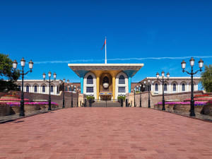 Maskat, Oman &ndash; Der prunkvolle Sultanspalast Al Alam mit bunten S&auml;ulen