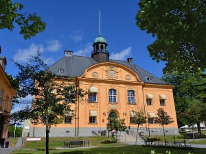 H&auml;rn&ouml;sand, Schweden &ndash; Historisches Gerichtsgeb&auml;ude mit markanter Fassade