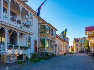 Marstrand, Schweden &ndash; Bunte Holzh&auml;user in der Altstadt mit wehender Flagge
