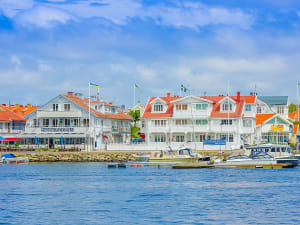 Marstrand, Schweden &ndash; Hafenpromenade mit Booten und wei&szlig;en Holzh&auml;usern