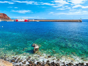Puerto de la Estaca, El Hierro, Kanaren &ndash; F&auml;hre liegt am Hafen vor t&uuml;rkisblauem Wasser