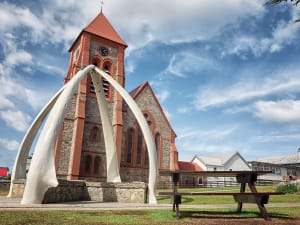 Port Stanley, Falklandinseln &ndash; Christ Church Cathedral mit ber&uuml;hmtem Walbogen-Denkmal