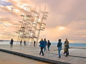 Thessaloniki, Griechenland &ndash; Moderne Skulptur &bdquo;Umbrellas&ldquo; am Meer bei Sonnenuntergang