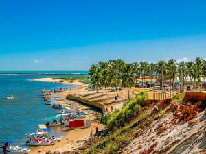 Macei&oacute;, Brasilien &ndash; Boote am Palmenstrand mit Blick auf das Meer
