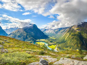 &Aring;ndalsnes, Norwegen &ndash; Aussicht auf das Romsdalen-Tal mit Fluss und Bergen