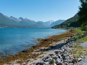 &Aring;ndalsnes, Norwegen &ndash; K&uuml;ste am Romsdalsfjord mit Bergen im Hintergrund