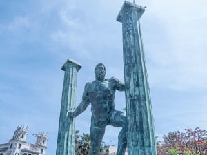 Ceuta, Spanien &ndash; Bronzestatue zwischen zwei S&auml;ulen auf einem Platz in der Stadt