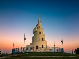 Dammam, Saudi-Arabien &ndash; Architektonisches Wahrzeichen mit moderner Spiralform im Abendlicht