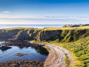 Aberdeen, Schottland &ndash; Malerische K&uuml;stenlandschaft mit Strand, Felsen und weitem Meerblick