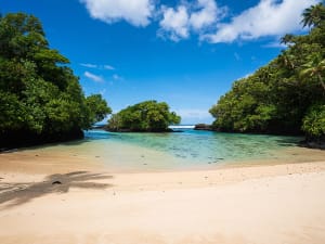 Apia, Upolu, Samoa &ndash; Traumhafte Lagune umgeben von dichter tropischer Vegetation